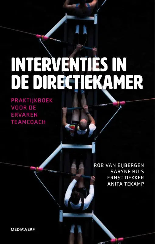 De boekcover toont een zwart achtergrond met witte tekst van interventies in de directiekamer voor de ervaren teamcoach