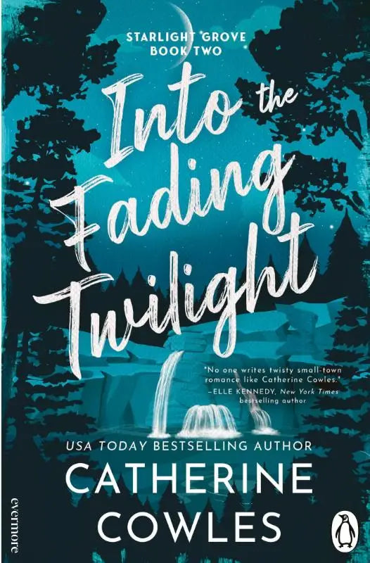 Boekcover van into the fading twilight door catherine cowles met teal en zwarte bos scène en witte sierlijke tekst
