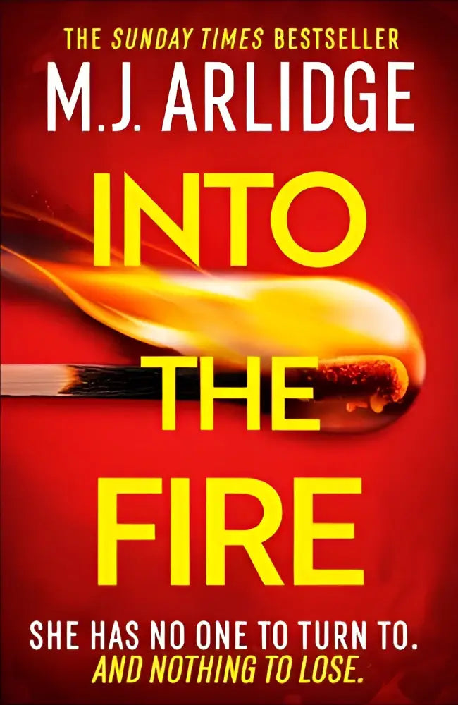 De boekcover van into the fire toont een brandende lucifer en de titel in geel op rode achtergrond voor een totaal meeslepende thriller