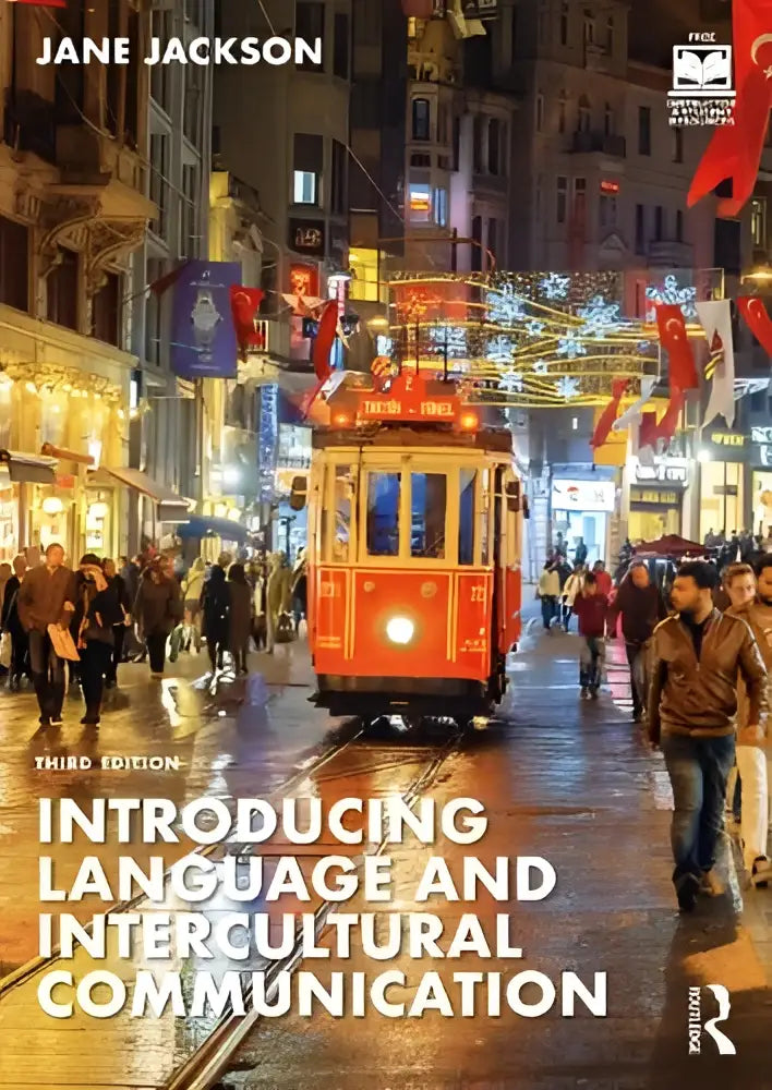 De boekcover van introducing language and intercultural communication toont een rode en gele tram bij nacht in een feestelijke stedelijke omgeving