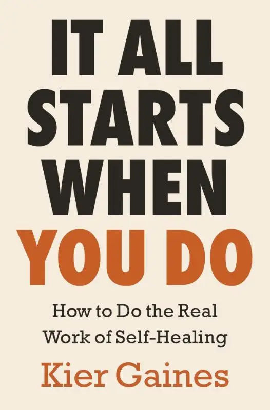 Boekcover van it all starts when you do met zwarte en oranje tekst op crèmekleurige achtergrond door kier gaines