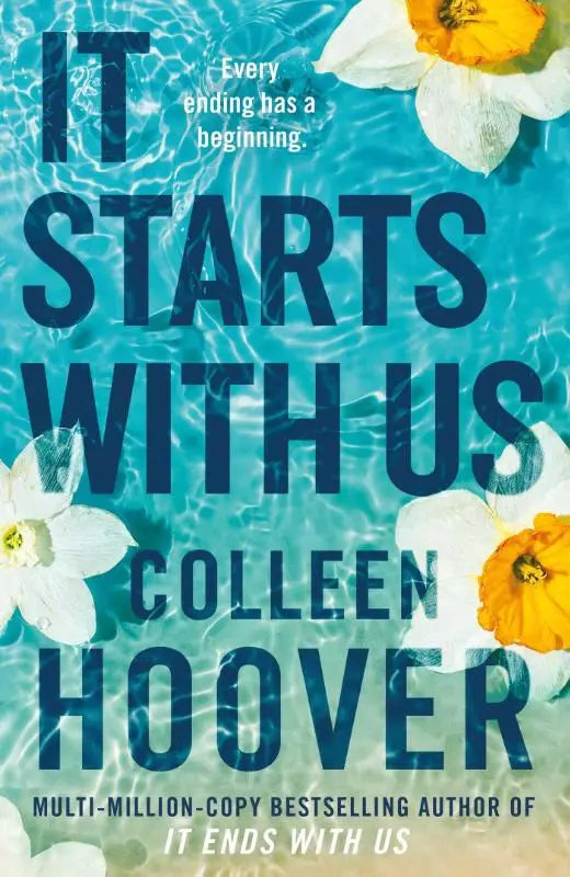 De boekcover van it starts with us van colleen hoover toont gedurfde marineblauwe tekst op een turquoise achtergrond met gele en witte narcissen