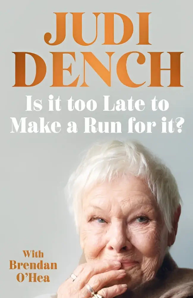 Boekcover van judi dench met oranje titel tekst en portret in wit haar voor te laat om te maken een run