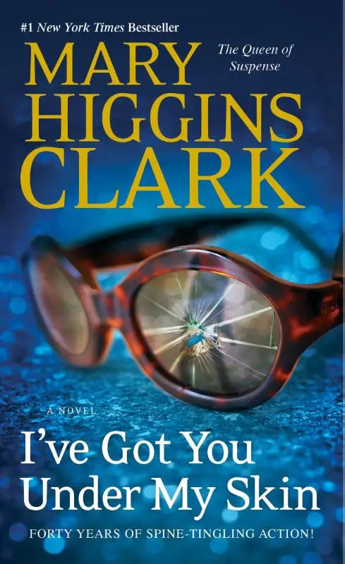 Een paar tortoiseshell montuurbril met een gebarsten lens en blauwe bokeh achtergrond voor got you under my skin novel