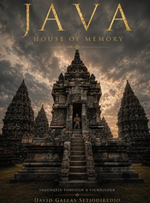 De kaft van het boek java house of memory door david gallas setjodiredjo met een foto van de tempel prambanan onder een bewolkte lucht