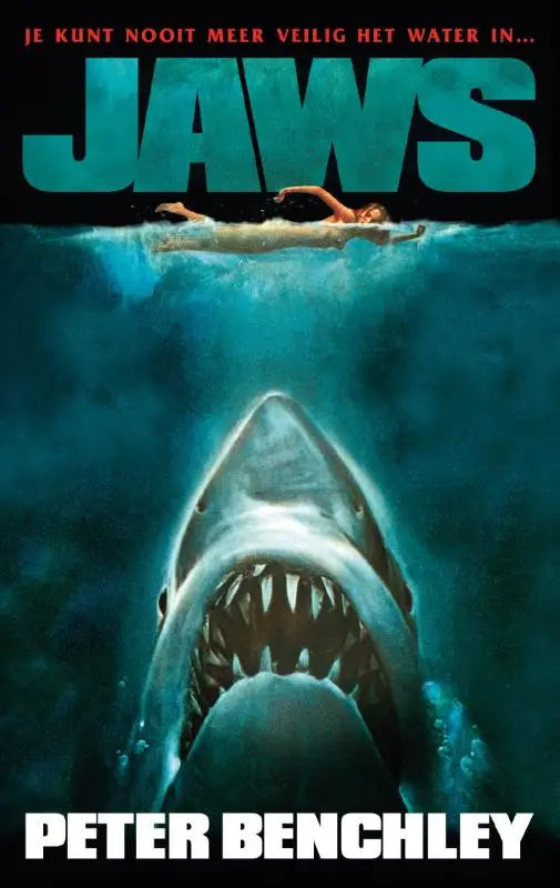Het iconische filmjaws-poster met een scherpe witte haai onder een zwemmer in diepblauw water