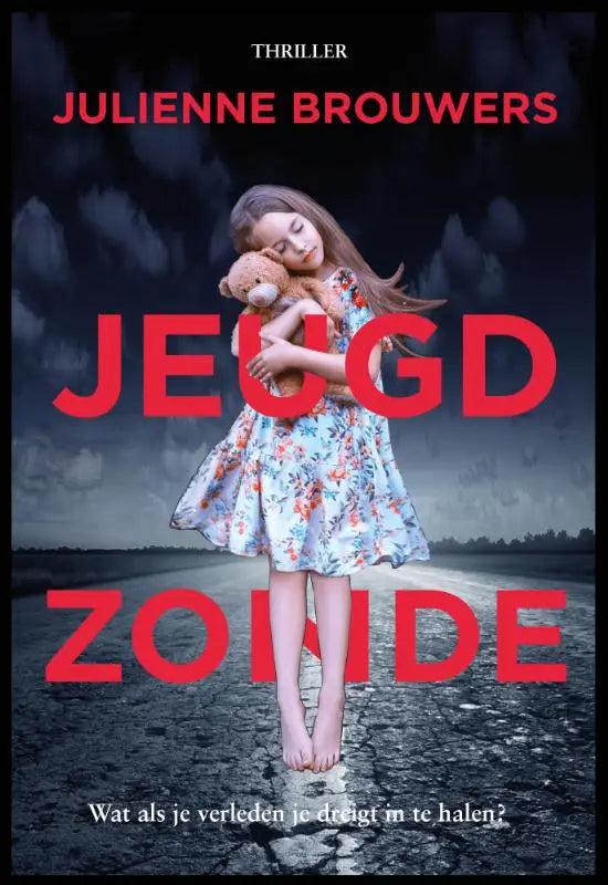 Een jonge meid in een lichtblauwe jurk met bloemen houdt een bruine teddybeer vast julienne brouwers jeugdzonde