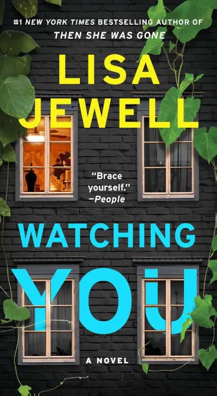De boekcover van watching you door lisa jewell met gele en cyaan tekst tegen een donker stenen muur met groene klimop