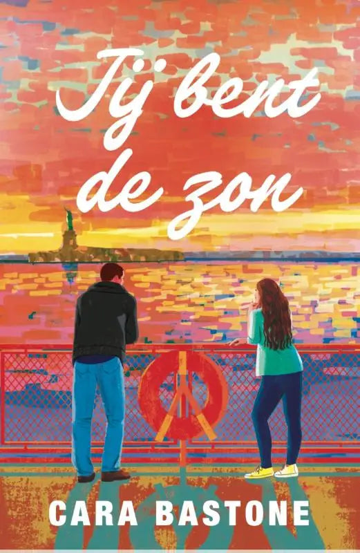 Boekcover van jij bent de zon door cara bastone met witte cursieve titel tegen zonsondergang en silhouetten