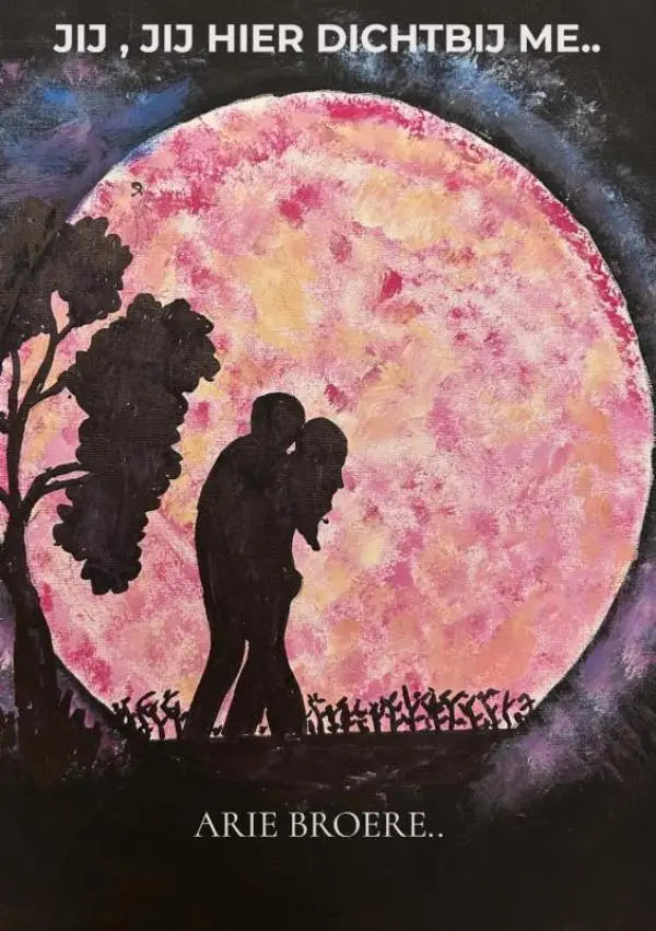 Romantische silhouet van een koppel dat omhelst onder een levendige roze en oranje maan in arie broere jij hier dichtbij me