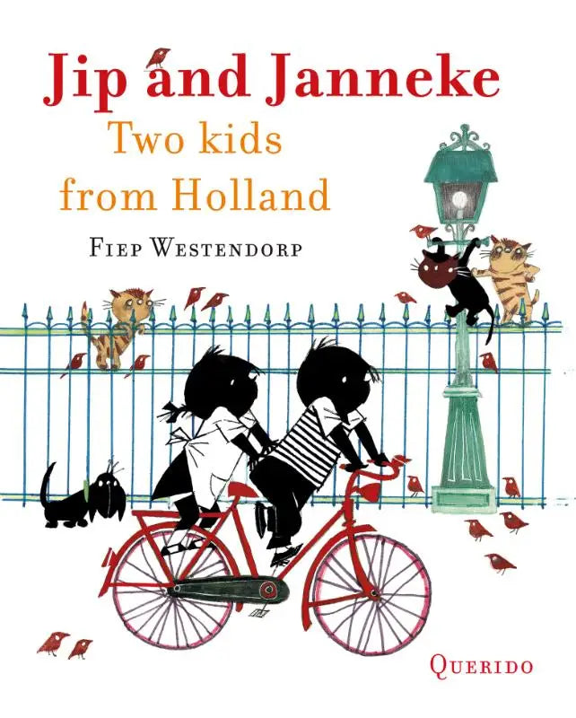 Rode fiets met zwarte handvatten en gestreept shirt op een van de twee kinderen uit holland in jip en janneke
