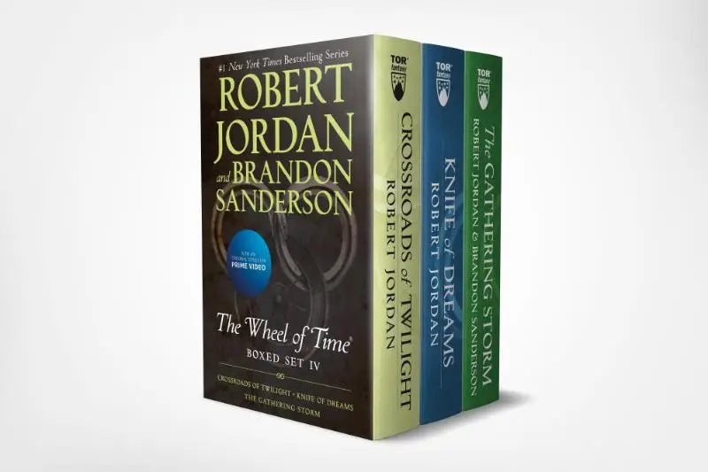 De wheel of time premium boxed set iv bevat drie hardcover boeken met bruine, blauwe, groene rug en gouden letters