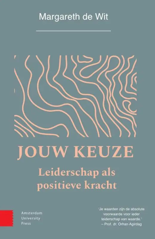 De boekcover van jouw keuze leiderschap als positieve kracht heeft een minimalistisch ontwerp met golvende perzikkleurige lijnen op een gedempte teal achtergrond