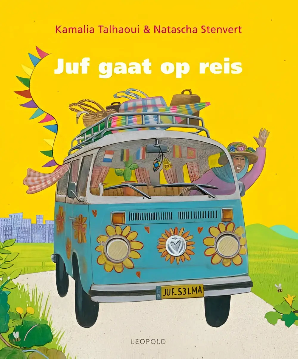 Een turquoise vintage bus met zonnebloemstickers en bagage op het dak voor juf gaat op reis van kamalia talhaoui, jonge lezers