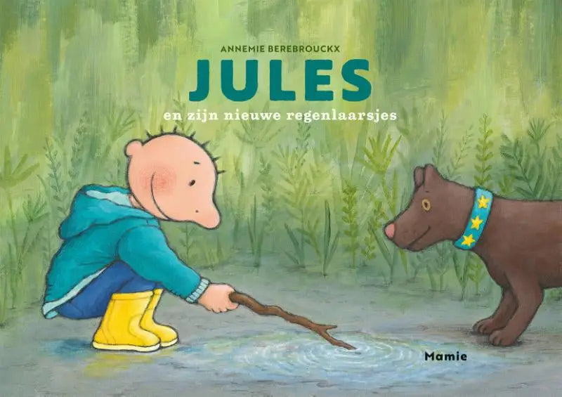 Een kind met nieuwe regenlaarsjes in geel speelt met een bruine hond voor jonge lezers in de buitenlucht