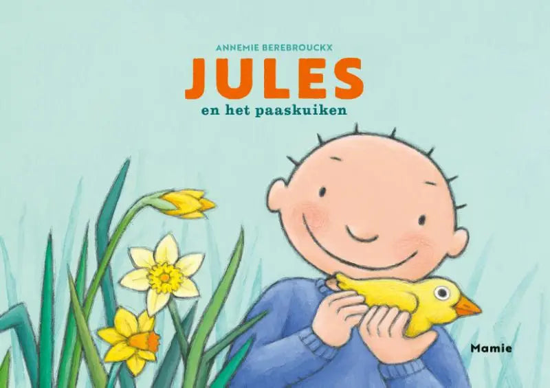 Een vrolijke cartoonjongen in een blauw vest houdt een gele pluchen eend voor jonge lezers in jules en het paaskuiken