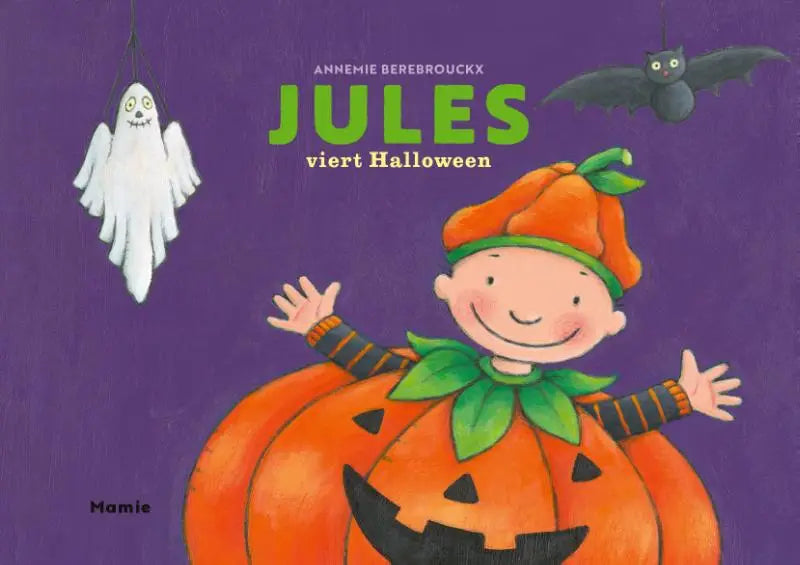 Een vrolijk kind in een oranje pompoenkostuum met groene bladeren en gestreepte mouwen voor jules viert halloween
