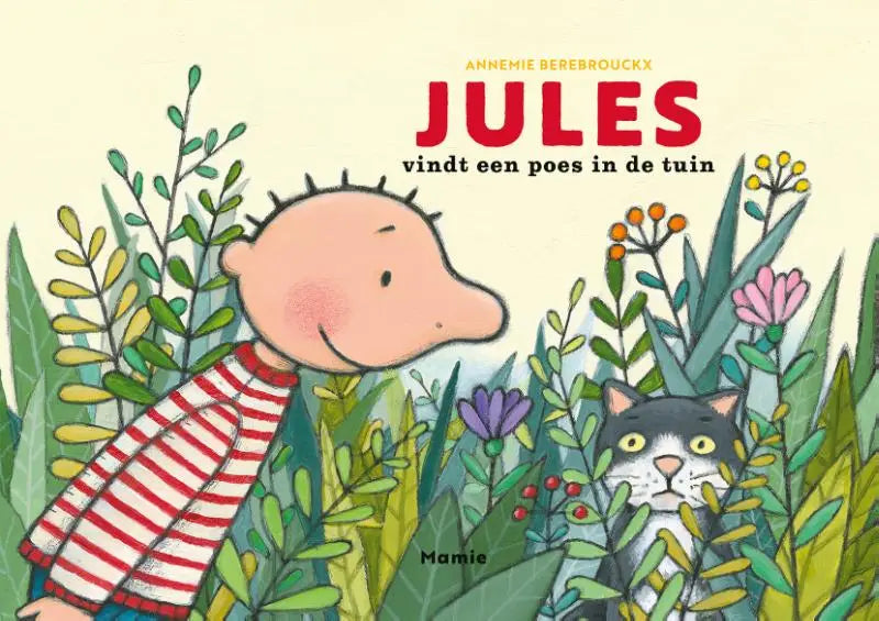 Een kinderboekcover van jules vindt een poes met een jongen in roodwit gestreept shirt en een grijze kat in het gras