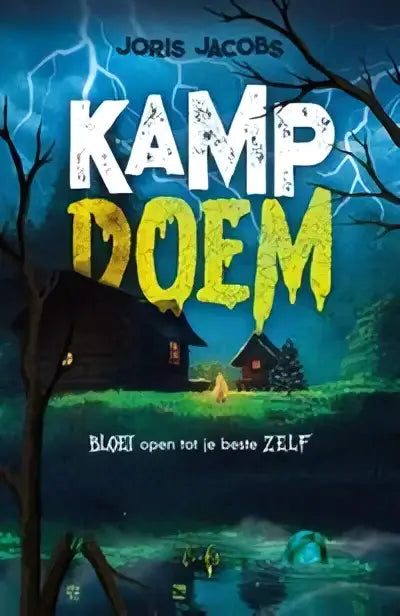 Cover van het boek kamp doem door joris jacobs met donkere bos scène, bliksem en twee hutten onder stormachtige hemel met bovennatuurlijke krachten