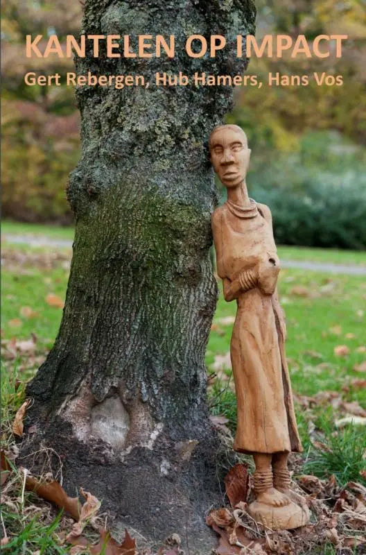 Een handgesneden houten beeld van een slank, gedrapeerd figuur staand naast een boomstam kantelen op impact