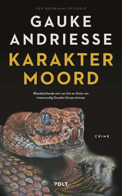Een gedetailleerde illustratie van een ratelslang met aardetinten en blauwe ogen op de kaft van karaktermoord van gauke andriesse literaire thriller door leo boorman