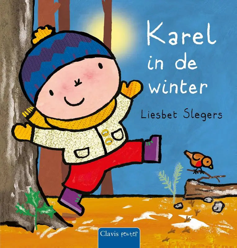 Een vrolijke jongen in een blauwe en paarse gestreepte muts, gele sjaal en witte jas staat naast een boom voor jonge lezers