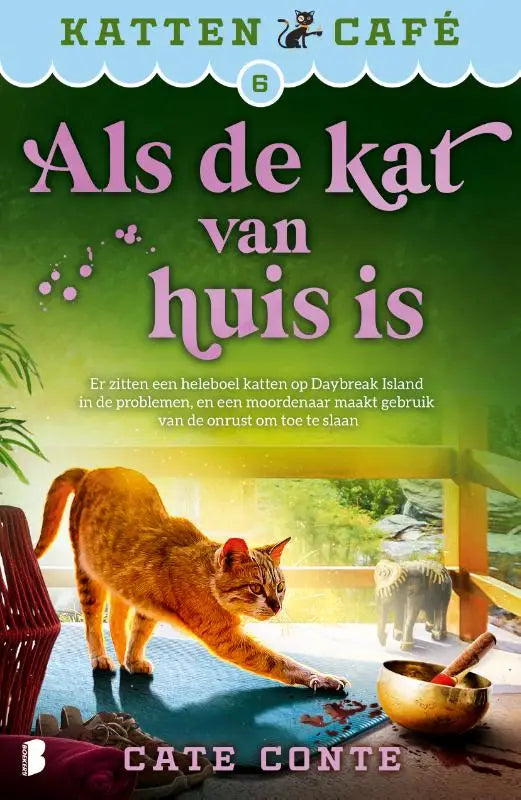 Een ginger kat met een gestippelde vacht strekt zich uit op een blauw yogamat vlakbij het raam daybreak island heleboel katten