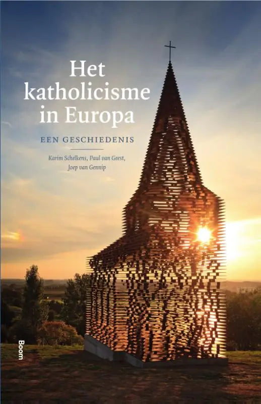 De cover van het boek het katholicisme in europa door karim schelkens toont een moderne kerk van donkere houten latten, uitgegeven door koninklijke boom uitgevers
