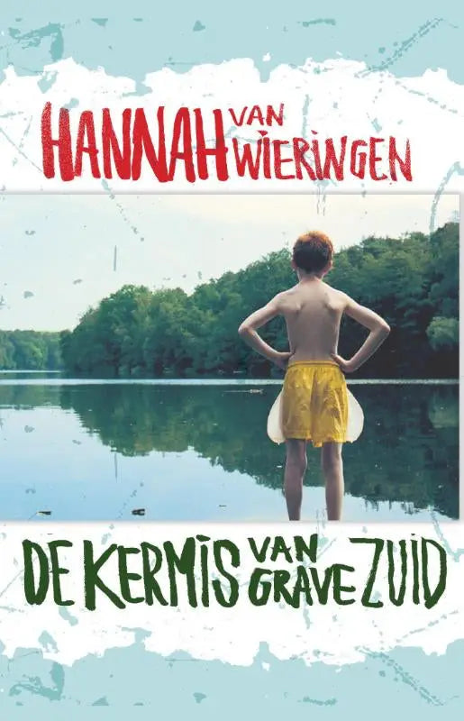 Een jonge jongen staat blootsvoets aan een meer in felle gele zwembroek met witte slippers in De kermis van Gravezuid