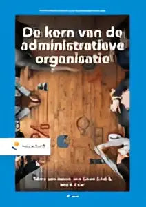 De boekcover van de kern van de administratieve organisatie toont een houten bureau en stoel met zwarte tekst door jan-carel bast en mark paur