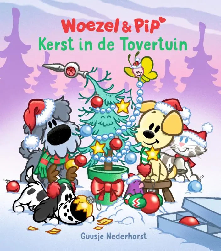 Een feestelijke kerstboom met rood en blauw versiering en een zilveren ster bij kerst in de tovertuin voor jonge lezers