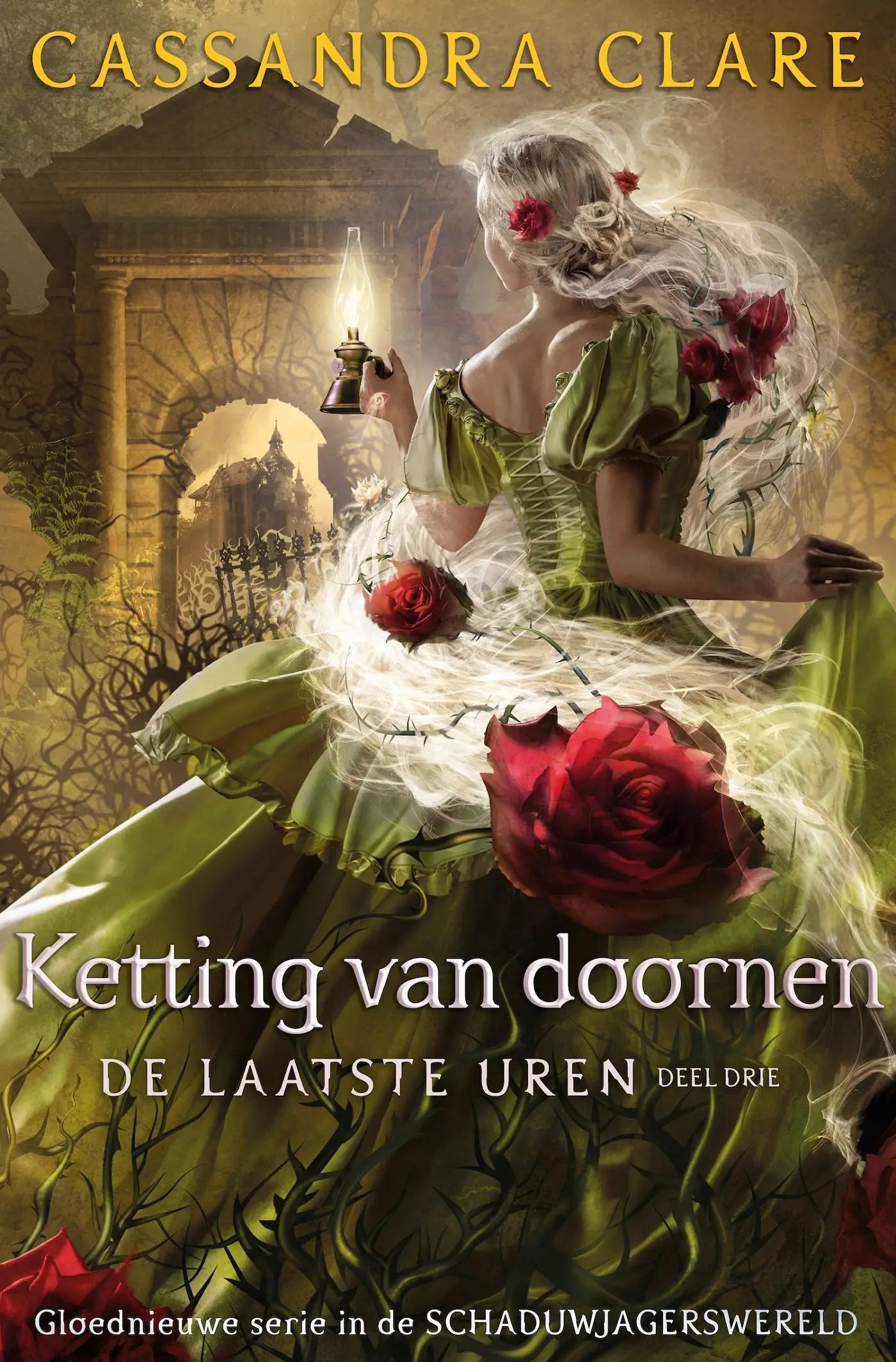 Vrouw in een groene jurk met rode rozen en witte kant houdt olielamp bij gotische achtergrond ketting van doornen cassandra clare laatste uren