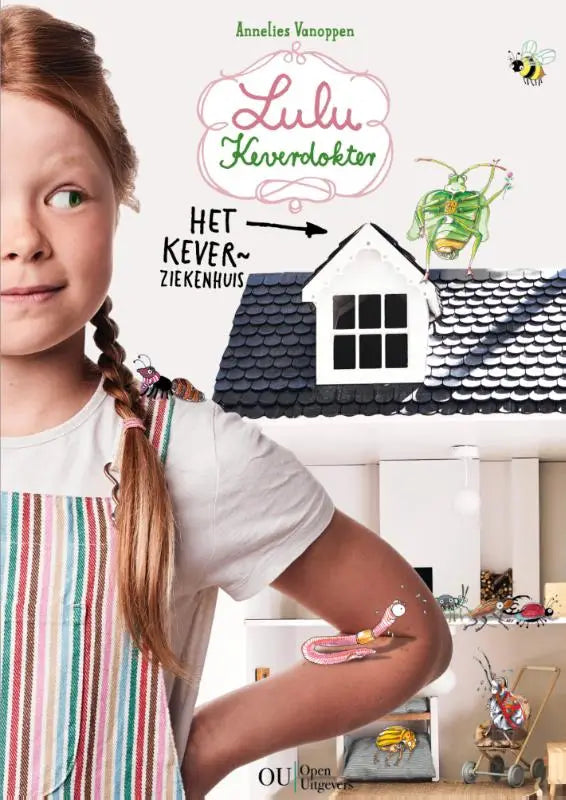 Een kleurrijk gestreept schort gedragen door een jong meisje met gevlochten haar van het klaverziekenhuis