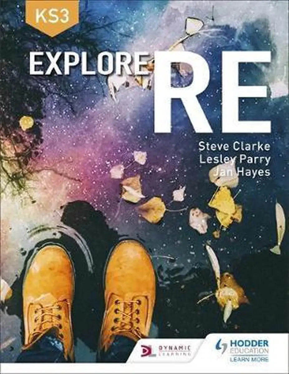 A paar tan leren werklaarzen met veters onderaan de cover van key stage 3 explore re studenten met gcse-tekstboek