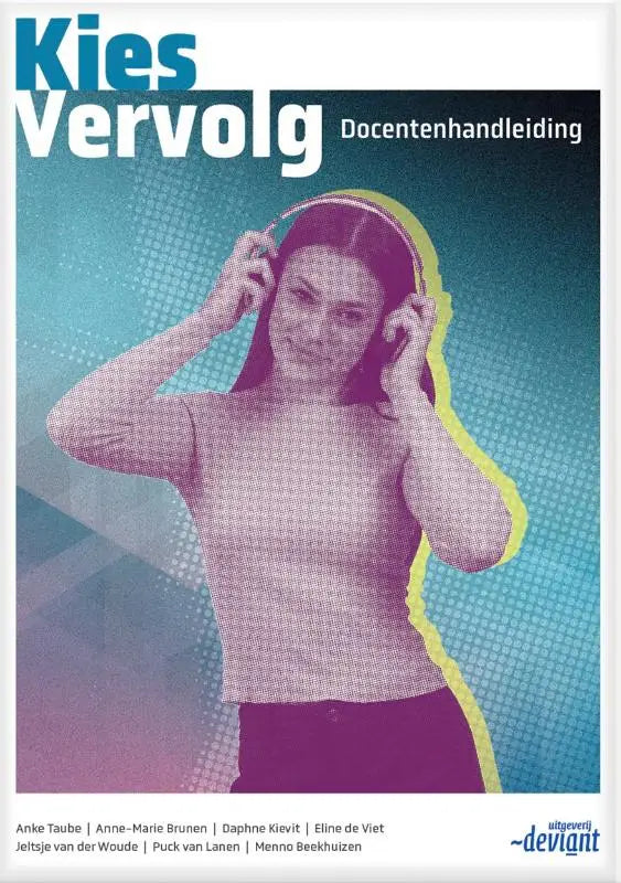 Een vrouw draagt een lichtpaarse textuurtop en donker magenta broek terwijl ze over-ear koptelefoon aanpast kies vervolg