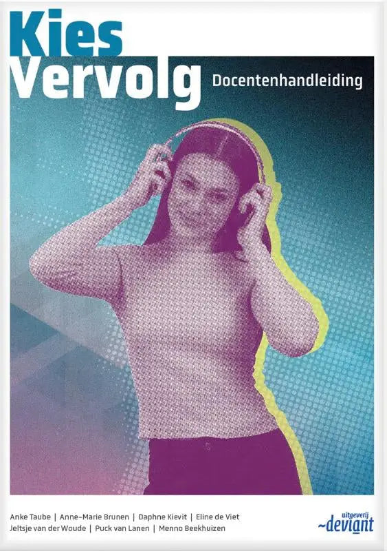Vrouw draagt paars roze gradient top en zwarte broek met over-ear koptelefoon kiest vervolg maatschappij bve-sector volwassenen educatie
