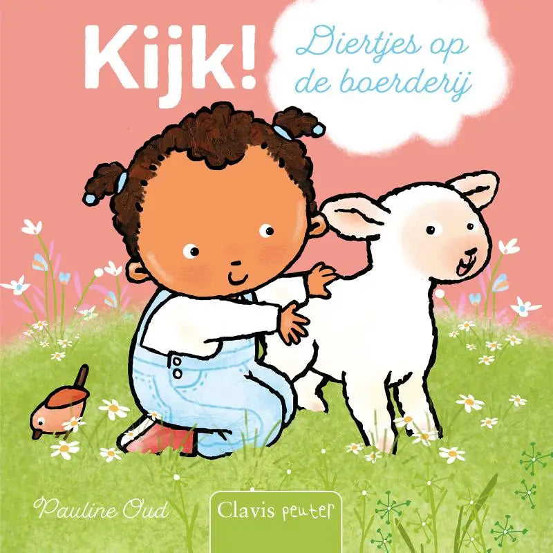 Een vrolijk cartoonmeisje met bruine vlechten in lichtblauwe tuinbroek aait een wit lam in groen gras voor jonge lezers