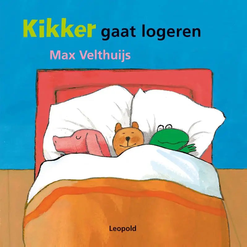 De cover van het kinderboek kikker gaat logeren door max velthuijs met een rode bed en drie dierenfiguren