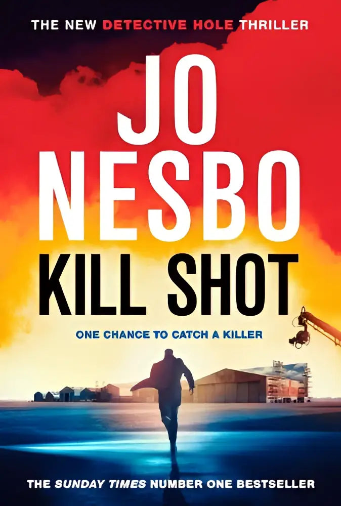 De boekcover van kill shot door jo nesbo toont witte tekst tegen een vurige rode en oranje lucht met een man silhouet