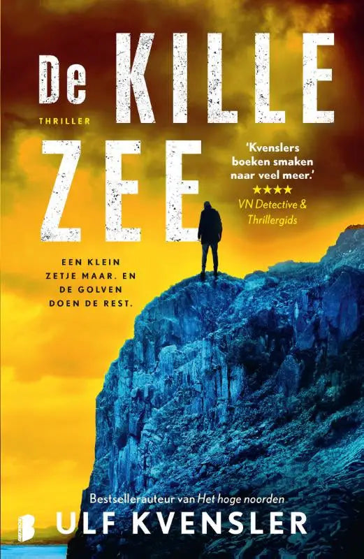 Boekcover van de kille zee met een klein zetje toont een figuur op een klif boven ruige blauwe golven