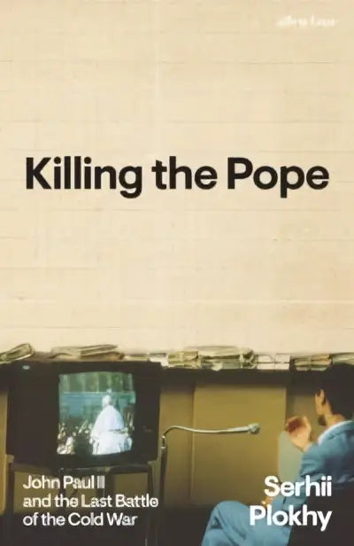 De albumhoes van killing the pope door serhii plokhy toont een vintage televisie met john paul ii en koud oorlog thema