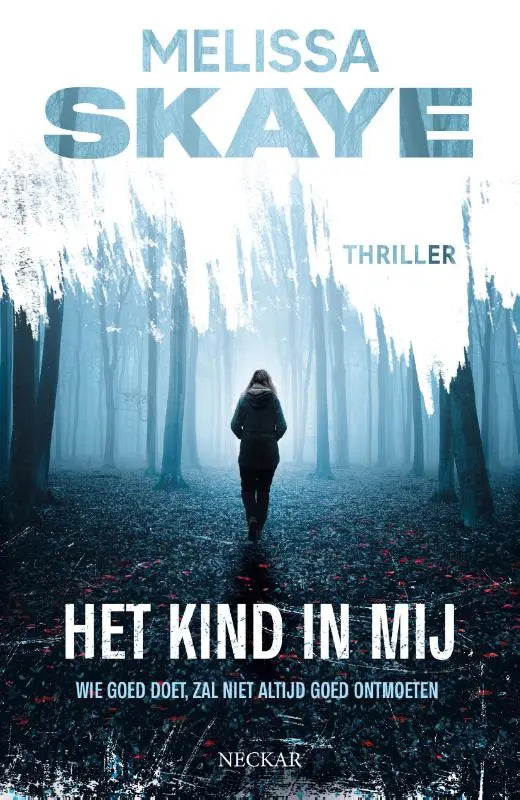 Een eenzame persoon in een donker kapmantel loopt weg in een mistig blauw bos in het product Het kind in mij