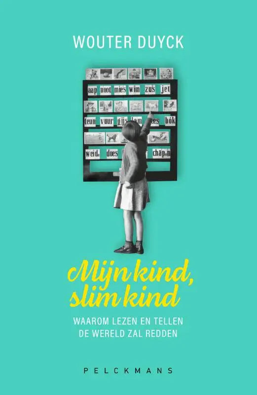 Zwart-witfoto van een kind in rok en trui voor een muur met krantenartikelen bij mijn kind slim kind product
