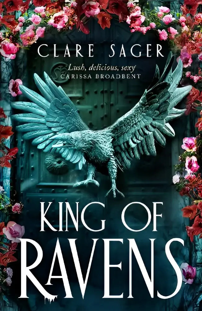 De boekcover van king of ravens van clare sager toont een metalen, teal gekleurde raaf op een groen gothic deur met rozen, romantische dark fantasy