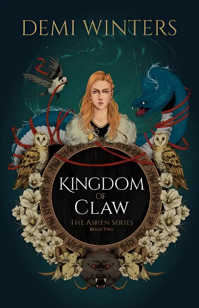Book cover van kingdom of claw van demi winters met een sierlijk rond embleem en vogels in the ashen series boek twee