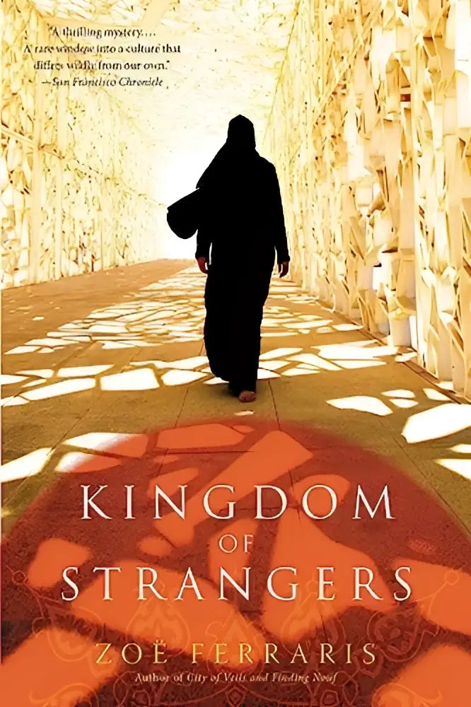 De boekcover van kingdom of strangers door zoe ferraris toont een vrouwensilhouet in zwarte kleding in een gouden gang