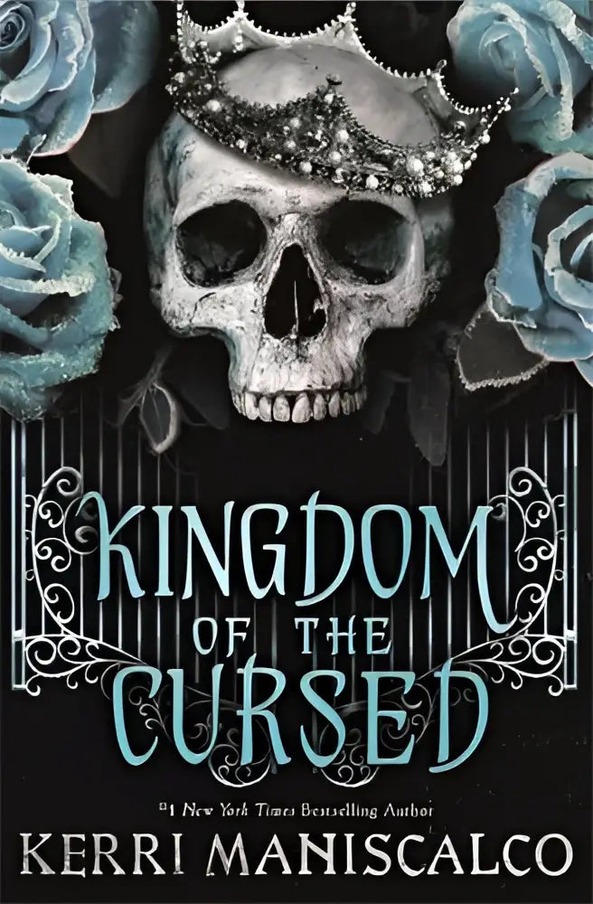 De boekcover van kingdom of the cursed toont een zwartwit schedel met een juwelenkroon en blauwe rozen in een aantrekkelijke fantasieromance