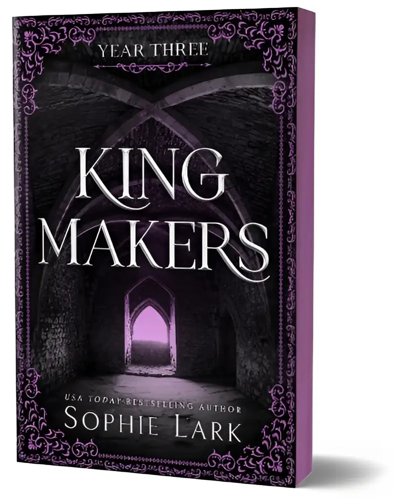 Paars hardcover boek king makers van sophie lark met zilveren letters en gotisch boogontwerp kingmakers year three spicy dark college romance