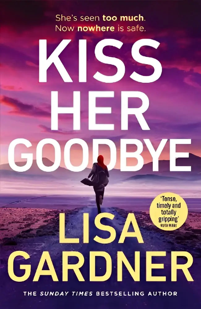 De boekcover van kiss her goodbye door lisa gardner toont een figuur op het strand met witte en gele tekst