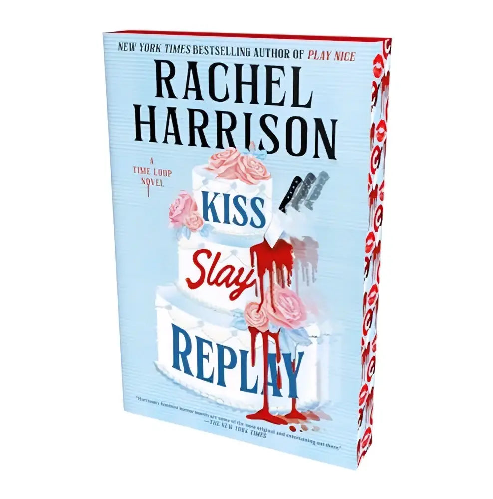 Lichtblauw hardcover boek kiss slay replay van titan books ltd met design van cake en roze rozen op de cover